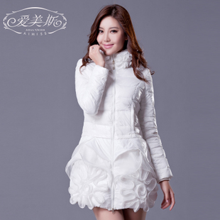 2013冬装新款女士爱美斯羽绒服中长款薄 蕾丝冬装修身正品白色潮